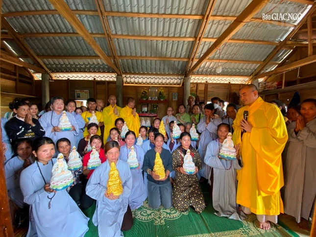 Phật được về với buôn làng Phật được về với buôn làng