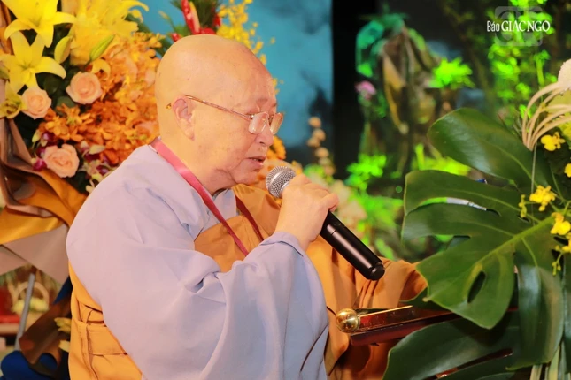 Ni trưởng Thích nữ Như Như cung tuyên hành trạng của Đức Thánh Tổ Ni Đại Ái Đạo