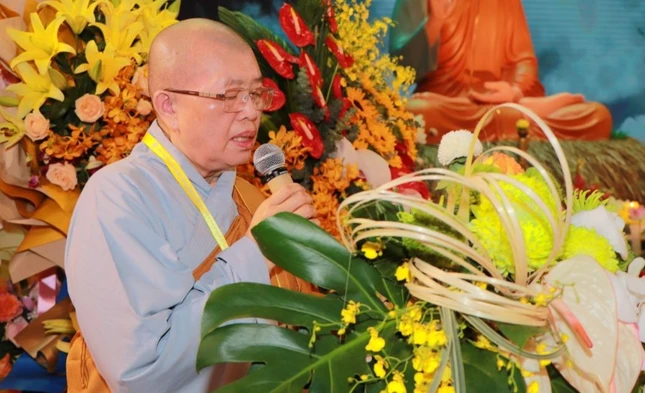 Ni trưởng Thích nữ Đàm Lan công bố quyết định trao biểu tượng và cờ luân lưu đăng cai tổ chức Đại lễ tưởng niệm Đức Thánh Tổ Ni vào năm 2024