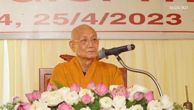 Hòa thượng Thích Minh Thông phụ trách buổi học đầu tiên