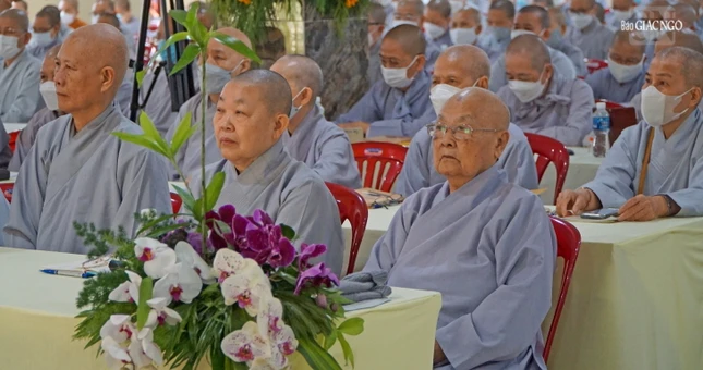 Chư tôn đức Ni tham dự khóa học về luật, các pháp yết-ma