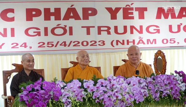 Chư tôn đức Tăng chủ tọa