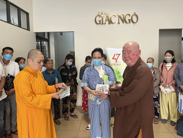 Trao tiền bạn đọc ủng hộ bệnh nhân ung bướu - Ảnh: M.Tuyền
