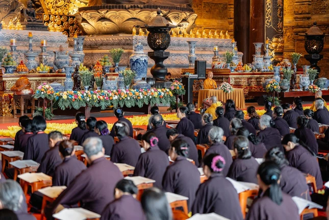 Phật tử tham dự lễ cầu nguyện tại chùa Tam Chúc