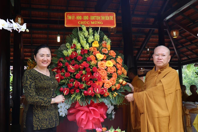 Đại diện Tỉnh ủy, HĐND, UBND, UBMTTQVN tỉnh Bến Tre tặng hoa chúc mừng