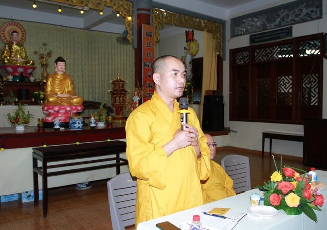 Đại đức Thích Minh Giáo phát biểu tại buổi họp