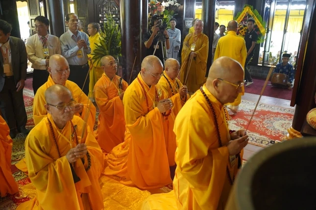 Chư tôn đức niêm hương cầu nguyện Chư tôn đức niêm hương cầu nguyện