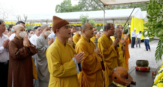 Niêm hương cầu nguyện cho công trình sớm hoàn thiện