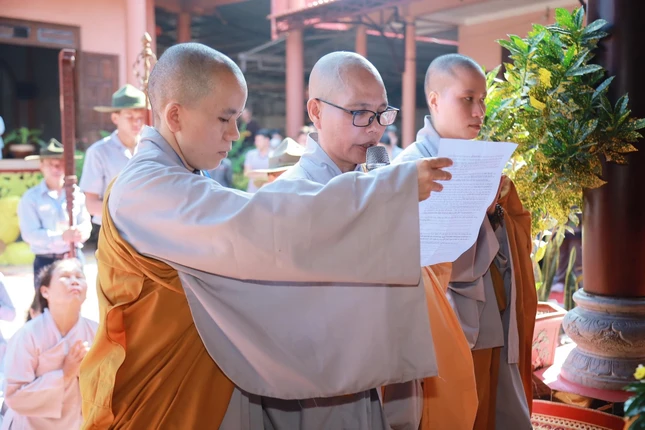 Sư cô Thích nữ Tịnh Tâm, trụ trì chùa Phước Sơn phát nguyện