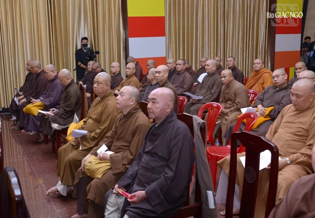 Chư tôn tham dự họp