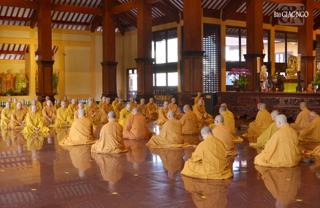 Chư Tăng nghe lại các giới căn bản