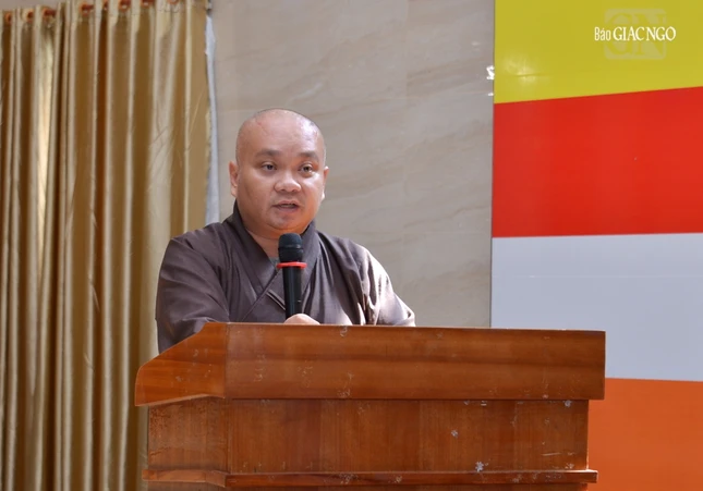 Thượng tọa Thích Trung Nguyện, Phó Thư ký kiêm Chánh Văn phòng Ban Trị sự GHPGVN TP.HCM lưu ý một số chi tiết về thiết trí xe hoa