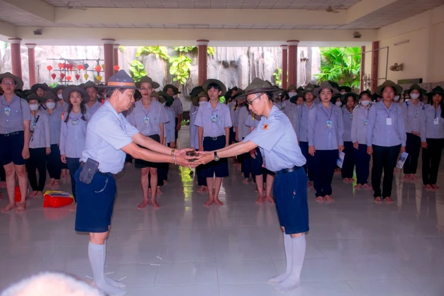 Trại trưởng trao còi lệnh cho trại phó Trại họp bạn