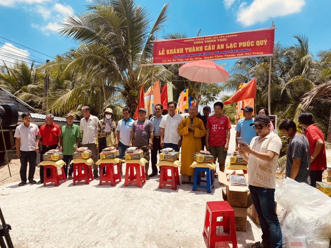 Đoàn trao tặng 50 phần quà đến bà con nghèo địa phương