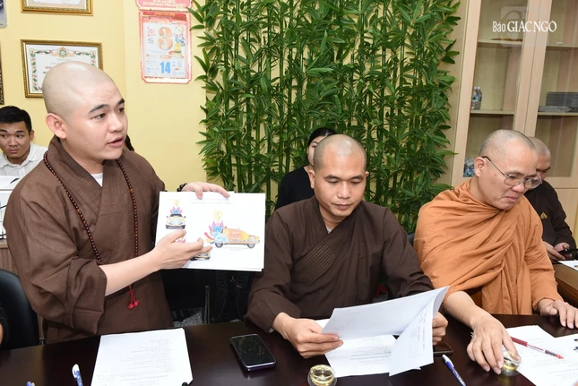 Đại đức Thích Hoằng Tâm trình bản thiết kế xe hoa Đại đức Thích Hoằng Tâm trình bản thiết kế xe hoa