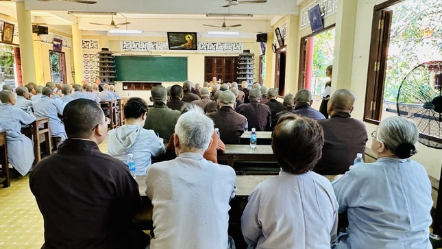 Quang cảnh buổi họp