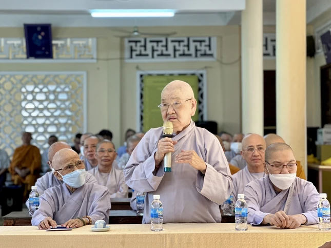 Đại diện chư Ni nêu câu hỏi đến Ban Tổ chức