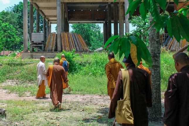 Chư tôn đức khảo sát địa điểm tổ chức khóa tu mùa hè