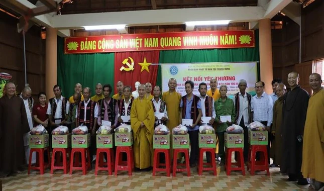 Đoàn tặng 200 phần quà đến đồng bào dân tộc Bana