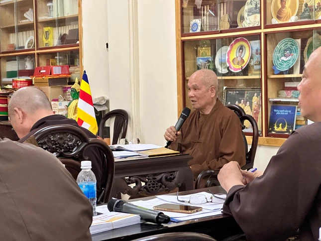Hòa thượng Thích Minh Thông chủ trì buổi họp
