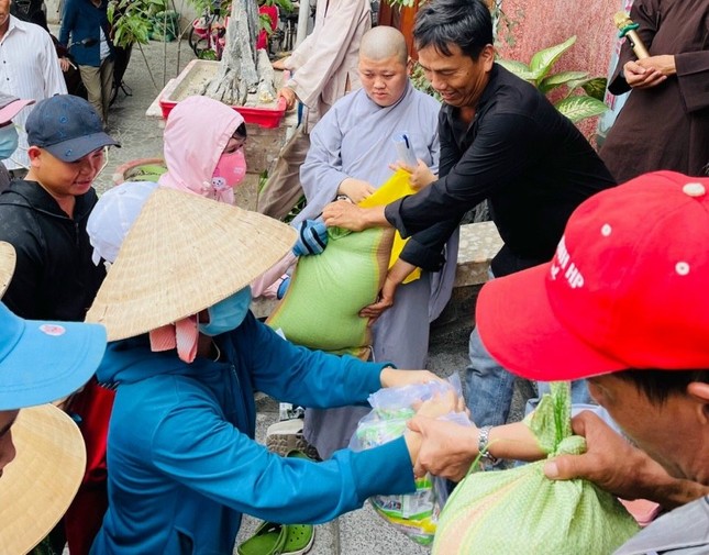 Quang cảnh trao quà đến bà con nghèo tại chùa Phú Quang