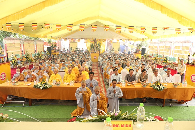 Đại diện chư Ni, Phật tử trong lễ khánh thành chùa Hiền Lương