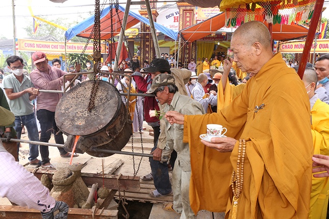 Thực hiện nghi lễ sái tịnh rót đồng đúc đại hồng chung