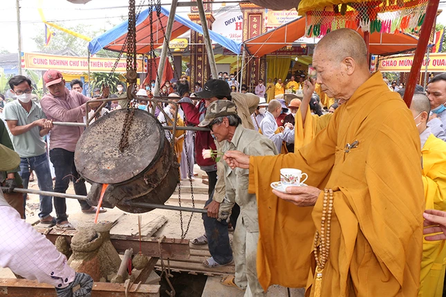 Thực hiện nghi lễ sái tịnh rót đồng đúc đại hồng chung