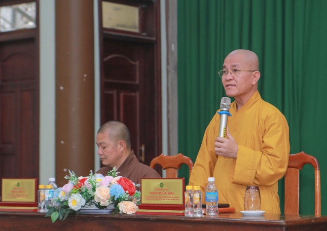 Thượng tọa Thích Quảng Hiền chủ trì buổi họp