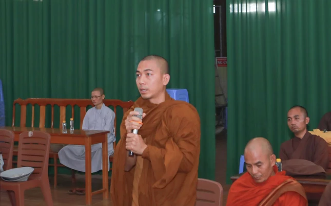 Chư Tăng nêu ý kiến tại buổi họp