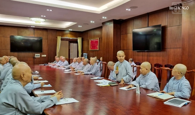 Ni sư Thích nữ Như Nguyệt, Chánh Thư ký Phân ban Ni giới TP.HCM trình các chương trình hoạt động Phật sự