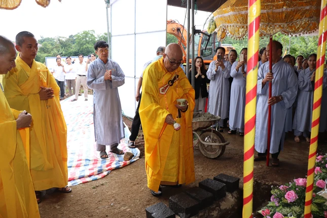 Hòa thượng Thích Thiện Tấn sái tịnh Hòa thượng Thích Thiện Tấn sái tịnh