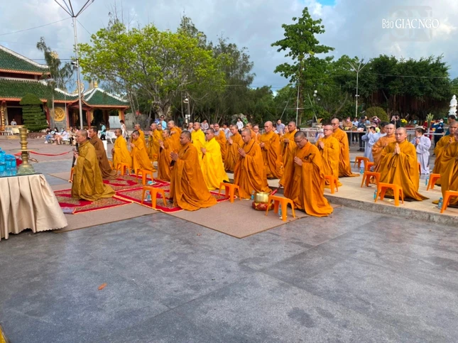 Chư tôn đức thực hiện các nghi thức nguyện cầu Bồ-tát Quán Thế Âm