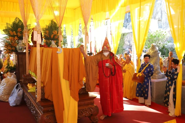 Trưởng lão Hòa thượng Thích Quảng Thiện thực hiện sái tịnh kim quan Trưởng lão Hòa thượng Thích Quảng Thiện thực hiện sái tịnh kim quan