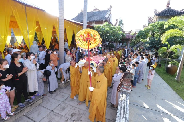 Cung thỉnh nhục thân Hòa thượng từ phương trượng đến Giác linh đường chùa Linh Phong Cung thỉnh nhục thân Hòa thượng từ phương trượng đến Giác linh đường chùa Linh Phong