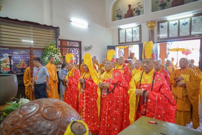 Hội đồng Thập sư Giới đàn Tăng niêm hương bạch Phật