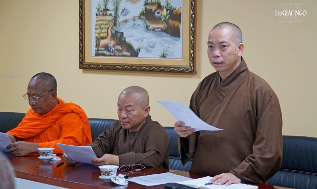 Thượng tọa Thích Quang Thạnh đóng góp ý kiến cho Ban Giám khảo