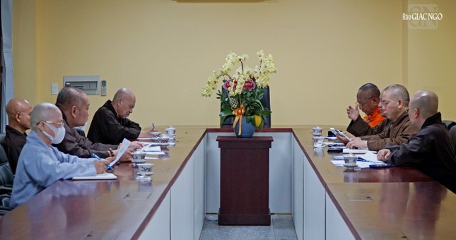 Chư tôn đức Ban Giám khảo tham dự họp