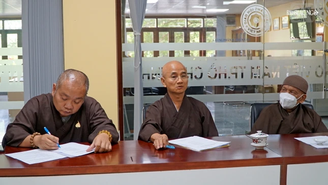 Thượng tọa Thích Thiện Quý phát biểu đóng góp ý kiến Thượng tọa Thích Thiện Quý phát biểu đóng góp ý kiến