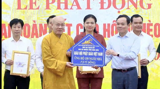 Hòa thượng Thích Quảng Tùng đại diện GHPGVN trao bảng ủng hộ 150 ngôi nhà Đại đoàn kết