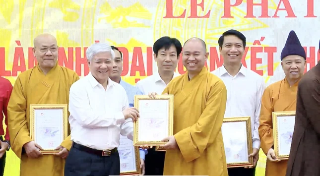 Chủ tịch UBTƯMTTQVN Đỗ Văn Chiến trao ghi nhận đến Thượng tọa Thích Đức Thiện Chủ tịch UBTƯMTTQVN Đỗ Văn Chiến trao ghi nhận đến Thượng tọa Thích Đức Thiện