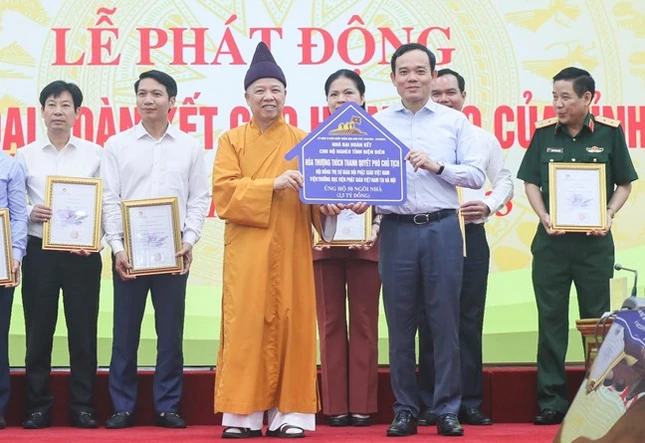 Hòa thượng Thích Thanh Quyết trao bảng ủng hộ 2,5 tỷ đồng đến chương trình Hòa thượng Thích Thanh Quyết trao bảng ủng hộ 2,5 tỷ đồng đến chương trình