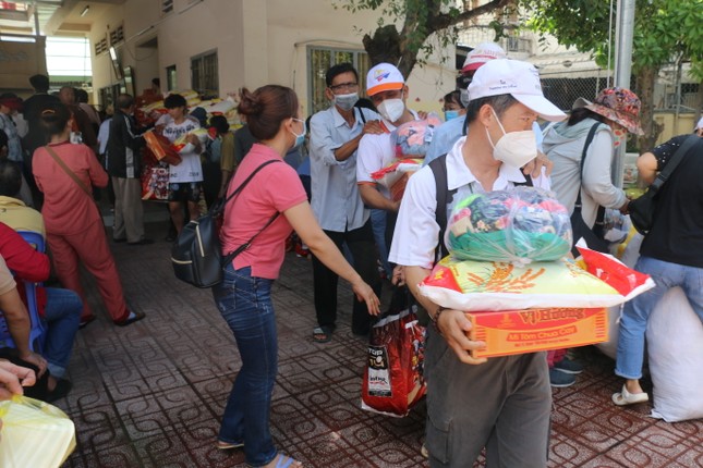 Trao quà đến người khiếm thị