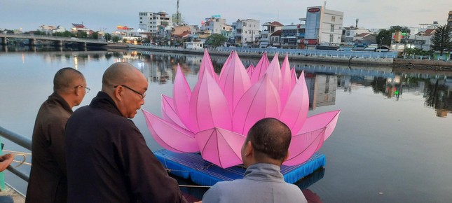 Hòa thượng Thích Minh Nhật kiểm tra kỹ thuật hạ thủy thử nghiệm đóa sen Kính mừng Phật đản