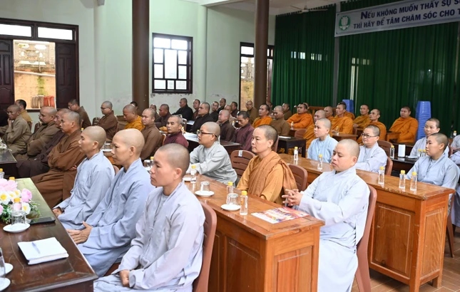 Chư Tăng Ni tham dự họp