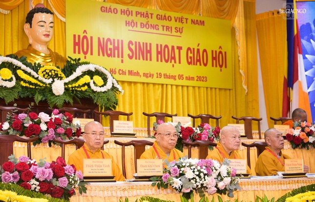 Chư tôn đức chủ tọa hội nghị