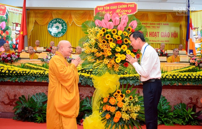 Lãnh đạo Ban Tôn giáo Chính phủ tặng hoa chúc mừng