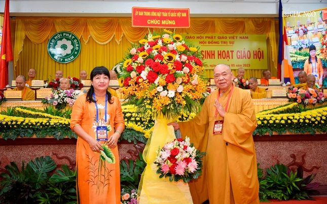 Đại diện Ban Công tác phía Nam UBT.ƯMTTQVN tặng hoa chúc mừng