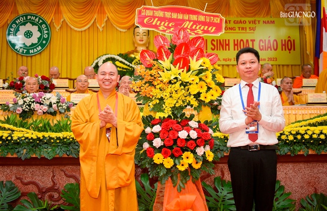 Đại diện Ban Dân vận T.Ư phía Nam tặng hoa chúc mừng