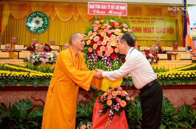 Ông Vũ Huy Long tặng lẵng hoa chúc mừng của Ban Tôn giáo TP.HCM